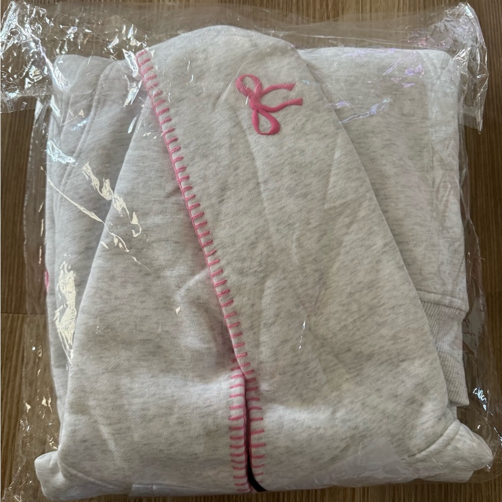 WHITE FOX, VOL 1- Front Graphic Oversized Hoodie- XS/S New in bag with tags - Picture 2 of 3